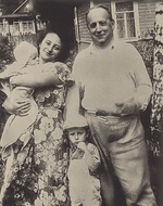 Unbekannter Fotograf - Jewgeni Lwowitsch Schwarz (1896-1958) mit Tochter Natalia und Enkelkindern