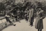 Unbekannter Fotograf - Sowjetische Soldaten vor einer Familie von Selbstmordopfern in Demmin, April 1945