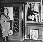 Unbekannter Fotograf - Adolf Hitler besucht die Dresdner Ausstellung Entartete Kunst 1935
