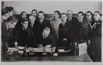 Unbekannter Fotograf - Unterzeichnung des Japanisch-Sowjetischen Neutralitätspakts durch Wjatscheslaw Molotow am 13. April 1941