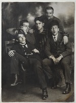 Unbekannter Fotograf - Alexei Krutschonych, David Burliuk, Wladimir Majakowski, Nikolai Burljuk und Benedikt Liwschitz