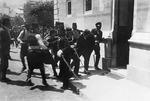 Unbekannter Fotograf - Die Festnahme des Attentäters Gavrilo Princip am 28. Juni 1914 