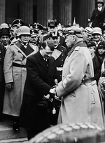 Unbekannter Fotograf - Reichskanzler Adolf Hitler begrüßt Reichspräsident Paul von Hindenburg