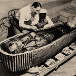 Burton, Harry - Howard Carter am Sarkophag des Tutanchamun 