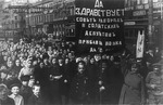 Unbekannter Fotograf - Es lebe der Rat der Arbeiter- und Soldatendeputierten! Russische Matrosen- und Frauendemonstration in Petrograd am 9. April 1917