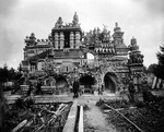 Unbekannter Fotograf - Ferdinand Cheval vor seinem Palais Idéal