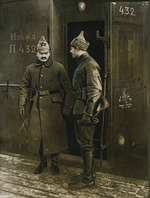 Unbekannter Fotograf - Leo Trotzki (1879-1940) vor seinem Sonderzug 