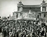 Unbekannter Fotograf - Piazza Venezia, Rom, April 1945: Die Befreiung Italiens
