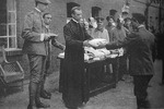 Unbekannter Fotograf - Apostolischer Nuntius in Deutschland. Papst Pius XII. verteilt Weihnachtsgeschenke an italienische Soldaten im deutschen Lager