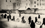 Unbekannter Fotograf - Leningrader Blockade. Menschen bringen ihr Hab und Gut zum Moskauer Bahnhof, 18. März 1942