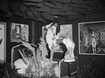 Unbekannter Fotograf - Hélène Vanel beim Eröffnungsabend der Exposition Internationale du Surréalisme, Paris, 1938