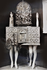 Unbekannter Fotograf - Objet-coffre oder «Commode surréaliste» von André Breton auf der Exposition Internationale du Surréalisme. Paris, 1938