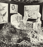 Unbekannter Fotograf - Von Duchamp gestalteter Raum mit Gemälden von W. Paalen, R. Penrose und A. Masson auf der Internationalen Surrealistenausstellu