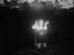 Unbekannter Fotograf - Hélène Vanel beim Eröffnungsabend der Exposition Internationale du Surréalisme, Paris, 1938