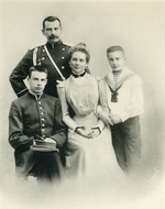 Photo studio A. Pasetti - Family portrait of Princess Zenaida Yusupova, Count Felix Sumarokov-Elston with sons Nikolai and Felix