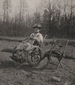 Anonymous - Empress Alexandra Fyodorovna in the Alexander Park under arrest