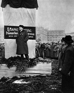 Anonymous - Vladimir Lenin at the Marx and Engels monument dedication on Nevember 7, 1918