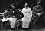Anonymous - Vladimir Lenin, Nadezhda Krupskaya, Anna Yelizarova in Gorki. August - September 1922
