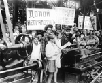 Bulla, Karl Karlovich - Likbez. Scholars at a factory building