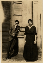Anonymous - Franz Kafka with his sister Ottla before Oppelt House in Prague