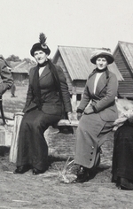 Anonymous - Maria Evgenyevna Golovina, secretary of Rasputin (right) and Julia Alexandrovna Den