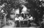 Anonymous - Rachmaninoff with the Skalon sisters in the estate Ignatovo