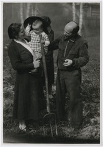 Anonymous - Sophie Lissitzky-Küppers and El Lissitzky with son Jen Lissitzky