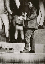 Modotti, Tina - Diego Rivera creates a mural