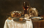 Heda, Willem Claesz - Olives in a blue and white porcelain bowl, a roemer, wine glasses, an overturned silver tazza and a meat-pie
