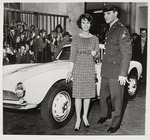 Anonymous - Elvis Presley gets his BMW 507 in Frankfurt, Ursula Siebert hands over the demonstration model