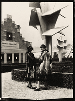 Mallet-Stevens, Robert - Models wearing dresses by Sonia Delaunay in front of the Arbre Cubiste (Cubist Tree) by the Martel Brothers