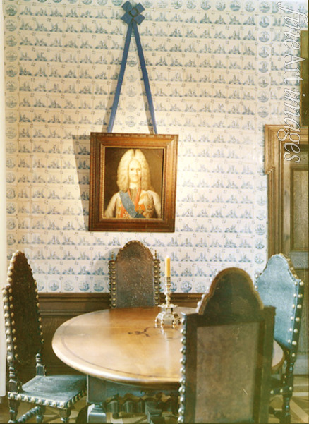 Fontana Giovanni Maria - Vorraum im Menschikow-Palast von Sankt Petersburg. Interieur mit ovalem Tisch und Bildnis Alexander Menschikow