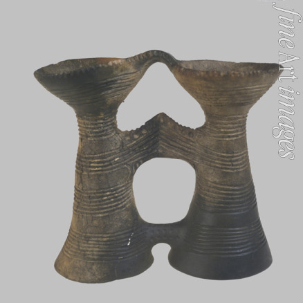 Prähistorische Kulturen Russlands - Binokular-förmiges Keramikgefäss