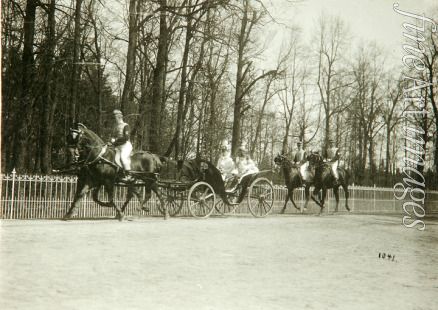 Photo studio K. von Hahn - Empress Alexandra Fyodorovna with Daugters in a Carriage