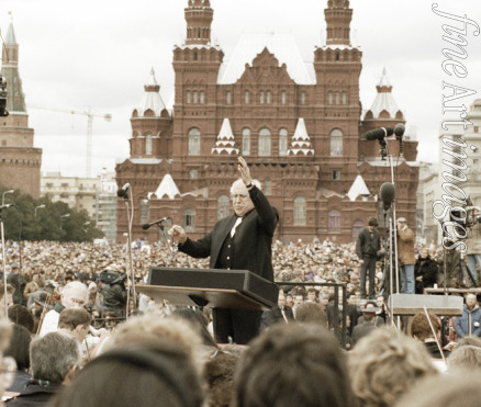Unbekannter Fotograf - Mstislaw Rostropowitsch dirigiert ein Open-Air-Konzert auf dem Roten Platz in Moskau