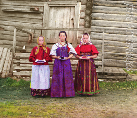 Prokudin-Gorsky Sergey Mikhaylovich - Young Russian peasant women. (Sheksna River near the small town of Kirillov)