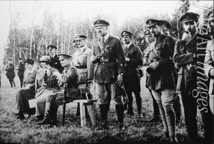 Unbekannter Fotograf - Admiral Alexander Koltschak (sitzt) und britische Offiziere an der Ostfront