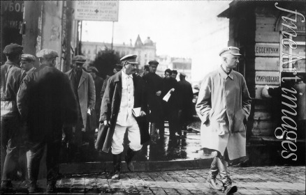 Unbekannter Fotograf - Josef Stalin, begleitet von Agenten der GPU