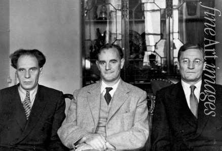 Unbekannter Fotograf - Atomphysiker und Nobelpreisträger Cecil Frank Powell (1903-1969) mit russischen Physiker Sergei Wernow und Nikolai Dobrotin