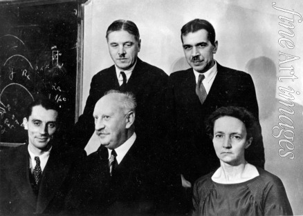Unbekannter Fotograf - Dmitri Skobelzyn, Sergei Wawilow, Frédéric Joliot-Curie, Abram Ioffe und Irène Joliot-Curie