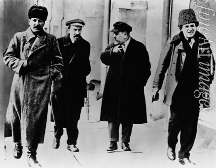 Unbekannter Fotograf - Josef Stalin, Alexei Rykow, Lew Kamenew und Grigori Sinowjew