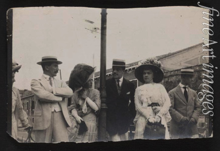 Anonymous - Léon Bakst (left) and Sergei Diaghilev (center) with unidentified others