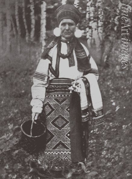 Unbekannter Fotograf - Frau in einer festlichen Kleidung des Rjasaner Gebiets