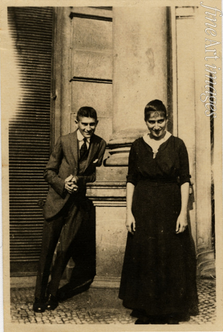 Unbekannter Fotograf - Franz Kafka mit seiner Schwester Ottla vor dem Oppelt-Haus in Prag