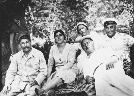 Unbekannter Fotograf - Josef Stalin, Nadeschda Allilujewa, Kliment Woroschilow mit Gattin und Abel Jenukidse beim Picknick