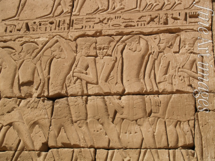Altägyptische Kunst - Die gefangene Philister. Relief der Tempelwand von Totentempel des Ramses III., Medinet Habu