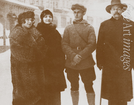 Unbekannter Fotograf - Moura Budberg (zweite von links) mit Maxim Gorki (rechts)
