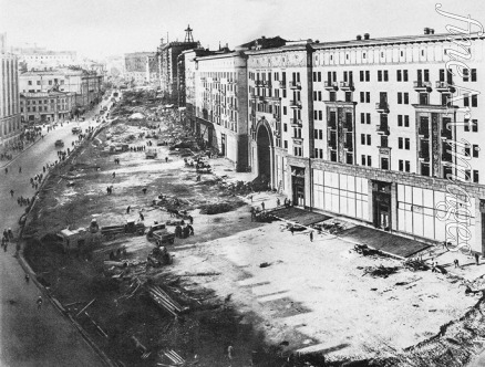 Unbekannter Fotograf - Die Rekonstruktion der Stadt Moskau. Gebäudeversetzung auf der Twerskaja-Strasse