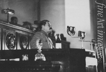 Kislow Fjodor Ivanowitsch - Stalin verkündet die Sowjetische Verfassung auf dem VIII. außerordentlichen Sowjetkongress der UdSSR am 5. Dezember 1936