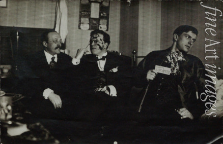 Unbekannter Fotograf - Wladimir Majakowski (rechts) mit David Burljuk (Mitte) und Andrei Schemschurin